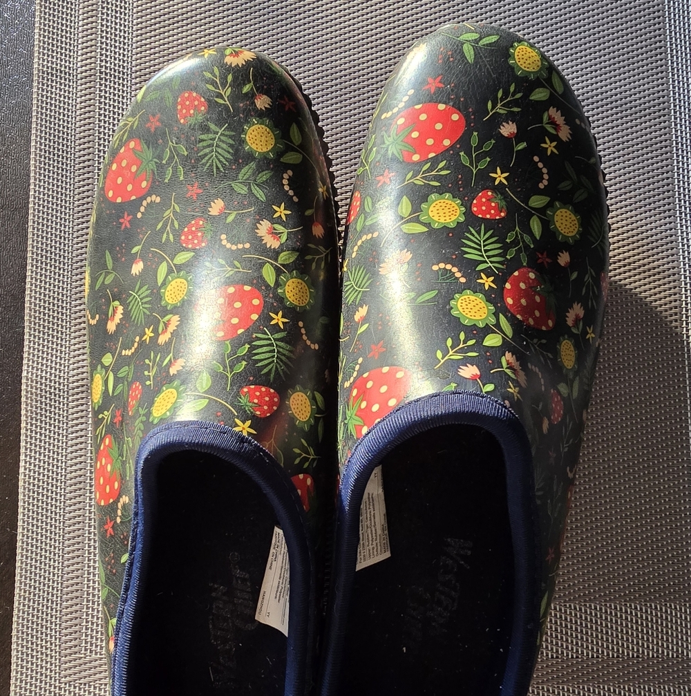 Western Chief Navy Floral Water Clogs So Cute